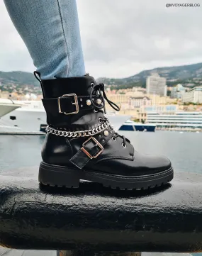 Bottines noires à perles, clous et chaîne argentée