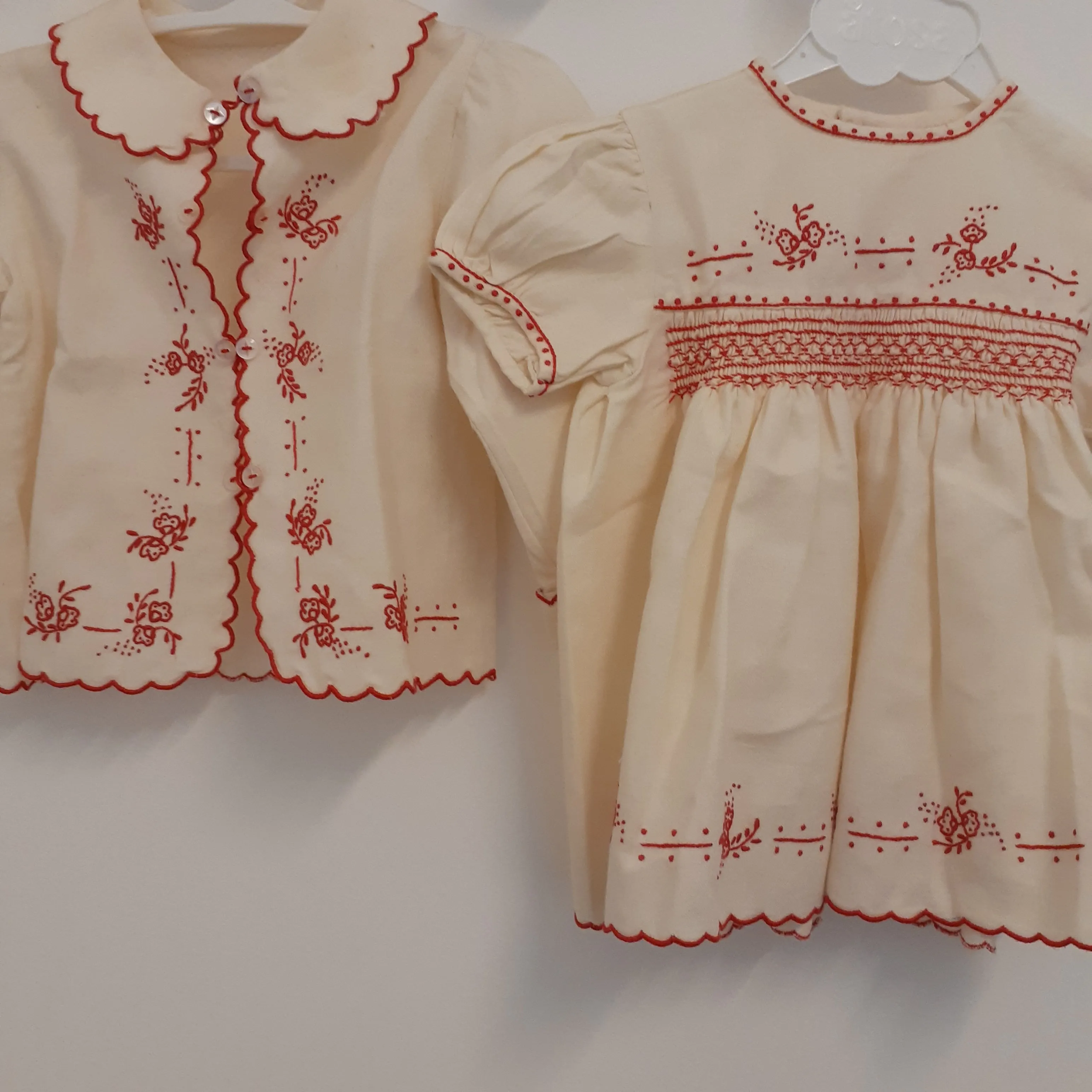 Ensemble en coton pour bébé - veste + robe - brodé à la main - année 50 - style vintage