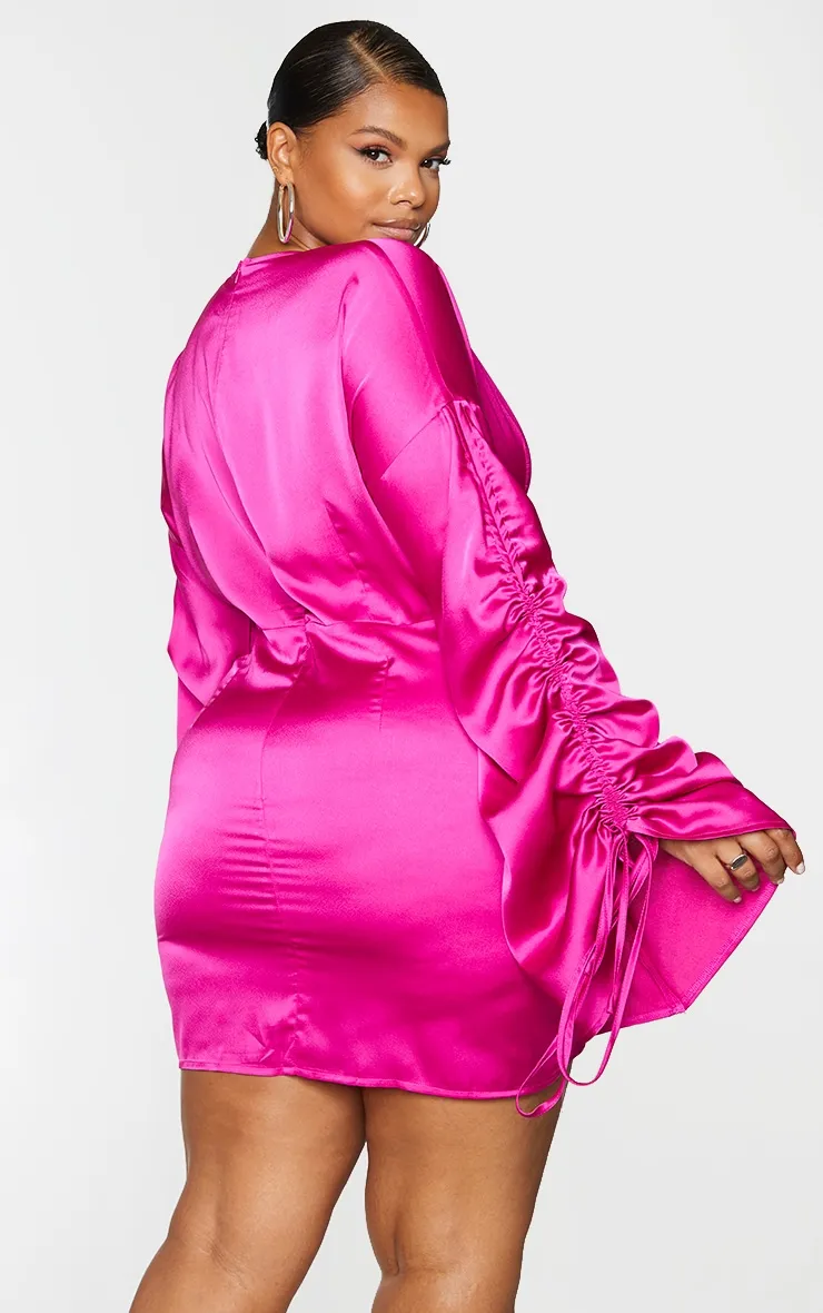 Plus Robe décolletée satinée fuchsia froncée sur l'avant