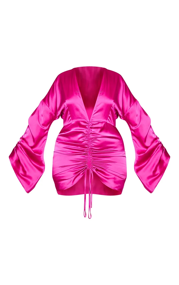 Plus Robe décolletée satinée fuchsia froncée sur l'avant