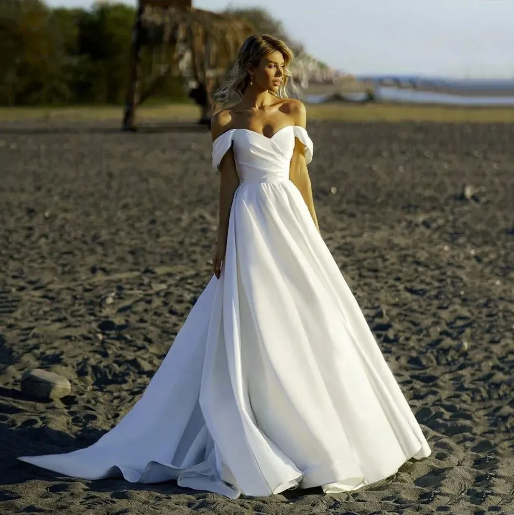 Robe De Mariée Col Bardot Et Longue Traîne