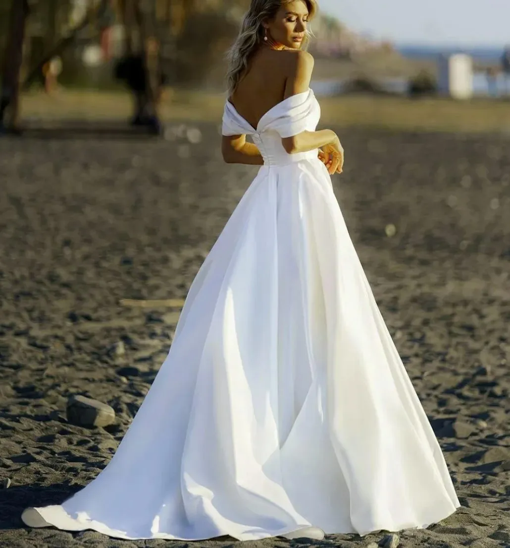 Robe De Mariée Col Bardot Et Longue Traîne