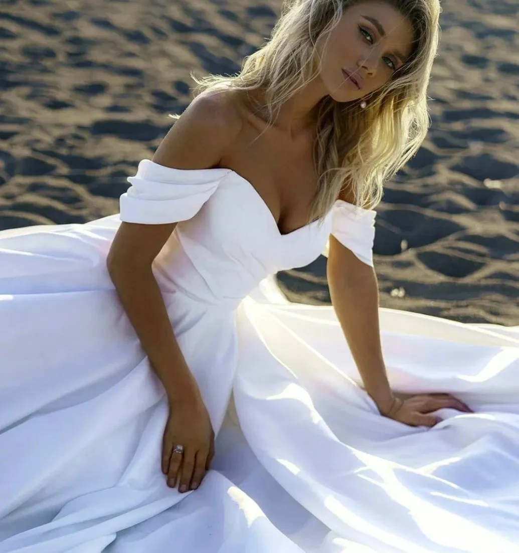 Robe De Mariée Col Bardot Et Longue Traîne