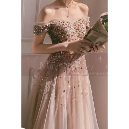 Robe longue de bal  en tulle rose nude avec haut  moderne en strass et manches courtes tombantes