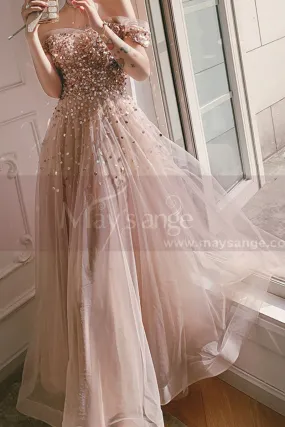 Robe longue de bal  en tulle rose nude avec haut  moderne en strass et manches courtes tombantes