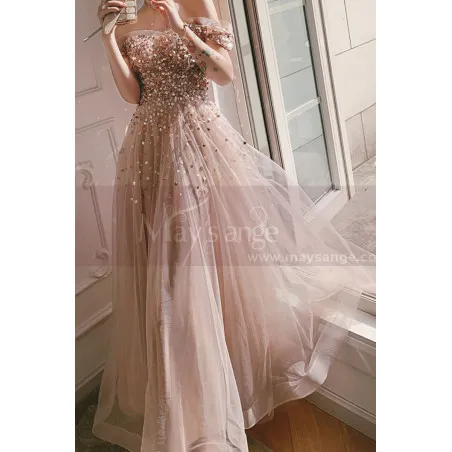 Robe longue de bal  en tulle rose nude avec haut  moderne en strass et manches courtes tombantes