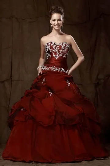 Robe longue de fiançailles bordeaux à bustier coeur en broderie