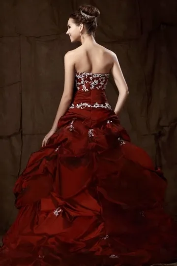 Robe longue de fiançailles bordeaux à bustier coeur en broderie