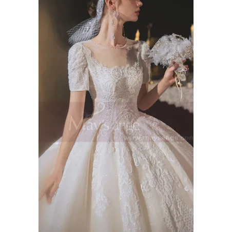 Robe Mariée Haute Couture Haut En Dentelle Avec Manches Et Ouverture Au Dos