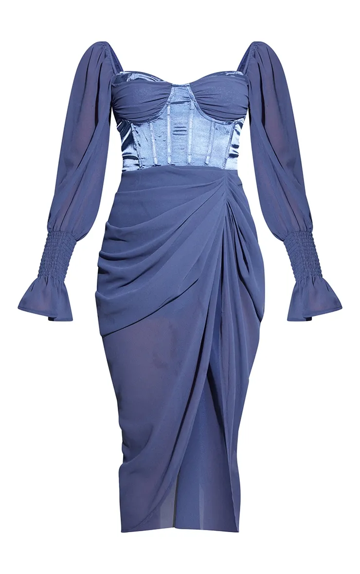 Robe mi-longue satinée bleu minéral à parties en mousseline de soie drapée