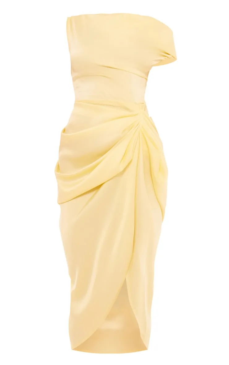 Robe mi-longue satinée jaune citron fleurie à épaules tombantes drapée