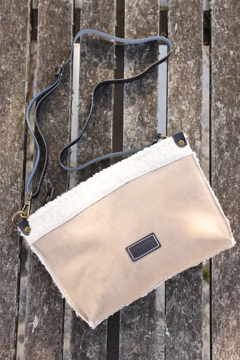 Sac pochette en cuir velours beige et moumoute