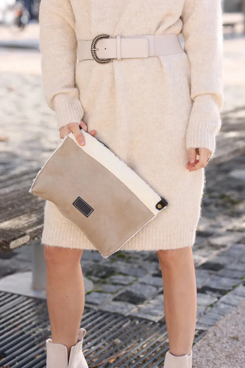 Sac pochette en cuir velours beige et moumoute