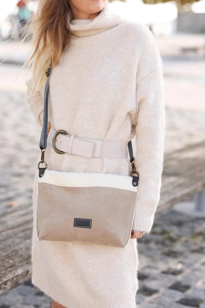 Sac pochette en cuir velours beige et moumoute