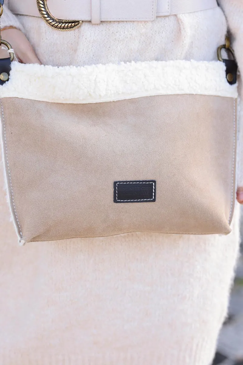 Sac pochette en cuir velours beige et moumoute